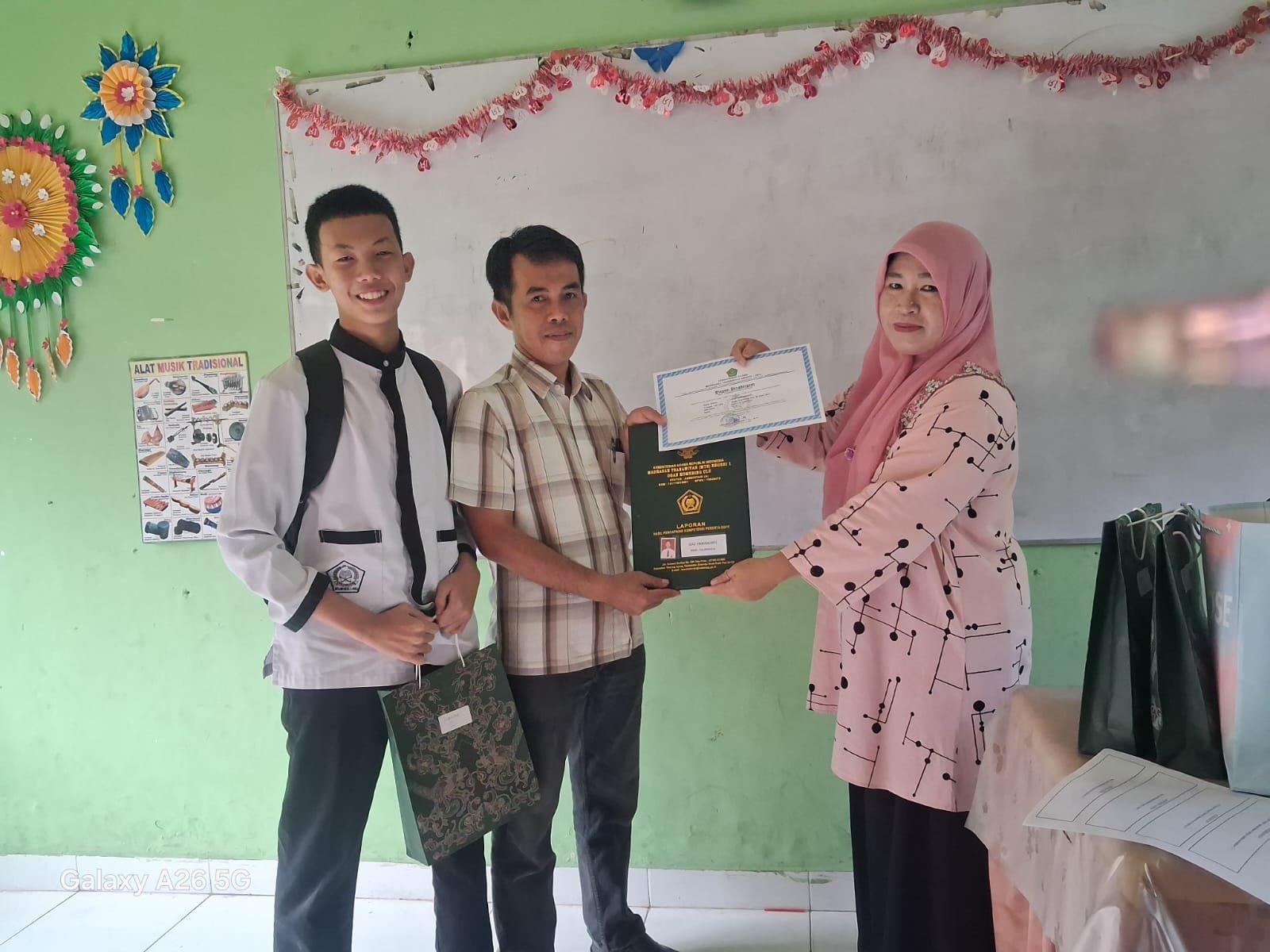 Gerakan ambil raport oleh ayah