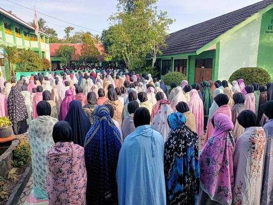 MTs Negeri 1 OKU Gelar Rohis Jum'at: Sholat Dhuha dan Yasinan Bersama